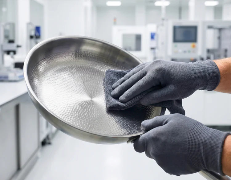 Controllo qualità di una padella TITANOX in officina